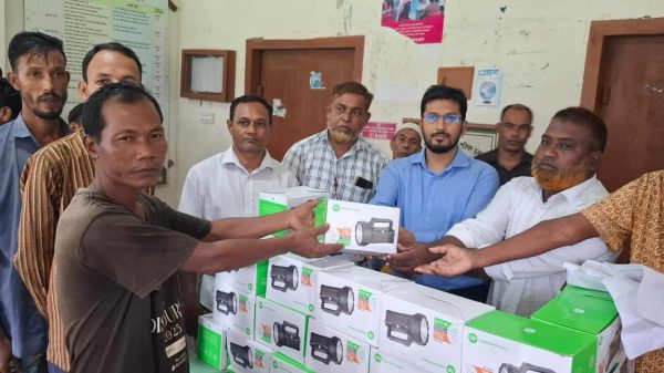 বকশীগঞ্জের গারো পাহাড়ি জনপদের গ্রামবাসীর মাঝে উপজেলা প্রশাসনের লাইট বিতরণের দৃশ্য।