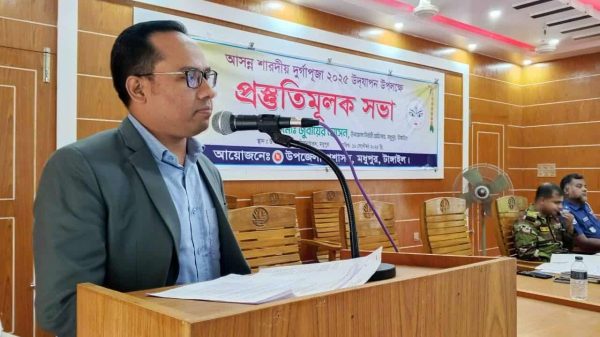 মধুপুরে আসন্ন দুর্গাপূজা উদযাপনের প্রস্তুতিমূলক সভায় উপস্থিত প্রশাসন ও হিন্দু সম্প্রদায়ের নেতৃবৃন্দ