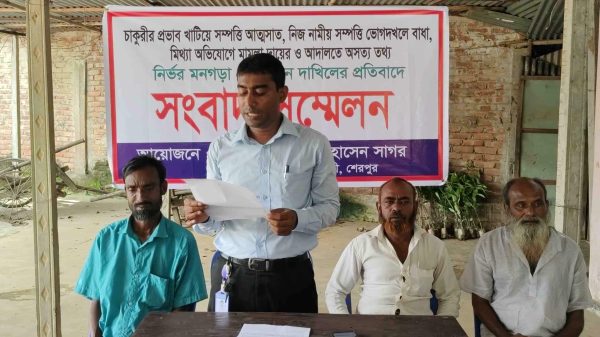 নালিতাবাড়ীতে সাদ্দাম হোসেন সংবাদ সম্মেলনে বক্তব্য রাখছেন
