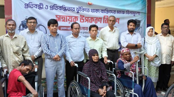 “পঞ্চগড়ে জেলা প্রশাসনের উদ্যোগে প্রতিবন্ধীদের মাঝে হুইলচেয়ার, ট্রাইসাইকেল ও সহায়ক উপকরণ বিতরণের দৃশ্য।”