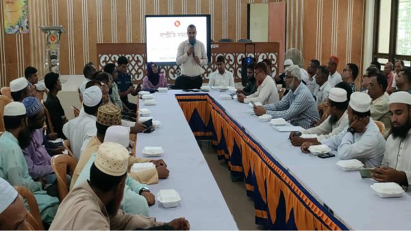 রাণীনগরে উপজেলা প্রশাসনের একহালি সভা ও সম্প্রীতি সমাবেশে অতিথিদের উপস্থিতি