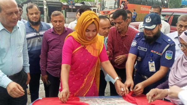 নান্দাইলে আধুনিক পৌর পার্কের ভিত্তিপ্রস্তর স্থাপনকালে ইউএনও সারমিনা সাত্তার—স্থানীয়দের প্রশংসায় ভাসছেন তিনি।