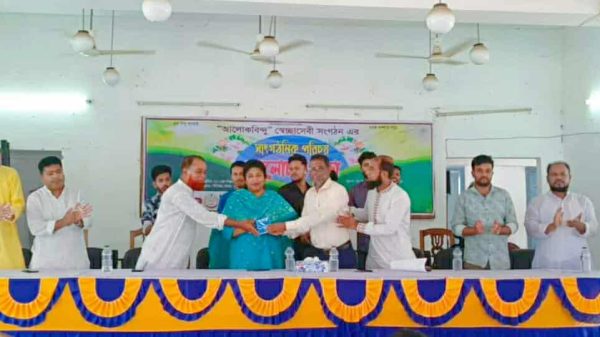নালিতাবাড়ীতে আলোকবিন্দু স্বেচ্ছাসেবী সংগঠনের পরিচিতি ও আলোচনা সভায় উপস্থিত অতিথি ও সদস্যরা।