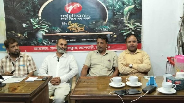 সানন্দবাড়ী প্রেসক্লাবে সাংবাদিকদের সঙ্গে মতবিনিময় করছেন চরআমখাওয়া ইউনিয়নের চেয়ারম্যান জিয়াউল ইসলাম জিয়া