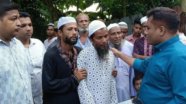 ঝিনাইগাতীতে পাহাড়ী ঢলে নিহত ইসমাইলের পরিবারের পাশে ইউএনও আশরাফুল আলম নগদ সহায়তা প্রদান করছেন।