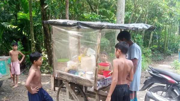 নান্দাইলের রসুলপুর গ্রামের হেলাল মিয়া ঝালমুড়ি বিক্রি করে সংসার চালাচ্ছেন