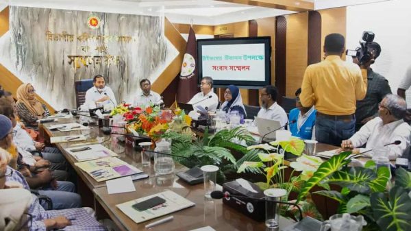 রাজশাহী বিভাগীয় কমিশনার কার্যালয়ে টাইফয়েড টিকাদান ক্যাম্পেইন-২০২৫ বিষয়ক সংবাদ সম্মেলনে বক্তব্য রাখছেন রাসিক প্রশাসক খোন্দকার আজিম আহমেদ এনডিসি।