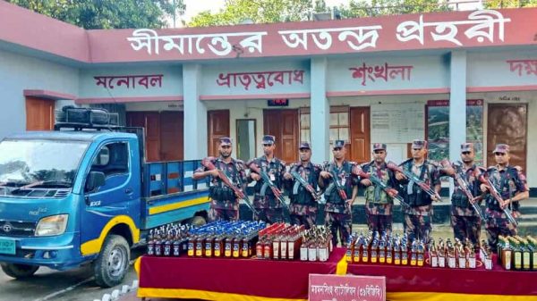 ময়মনসিংহ ও শেরপুর সীমান্তে পৃথক অভিযানে প্রায় অর্ধকোটি টাকার ভারতীয় মদ ও চোরাচালানী মালামাল জব্দ করেছে বিজিবি। সীমান্তবর্তী এলাকা থেকে এসব মালামাল আটক করা হয়।