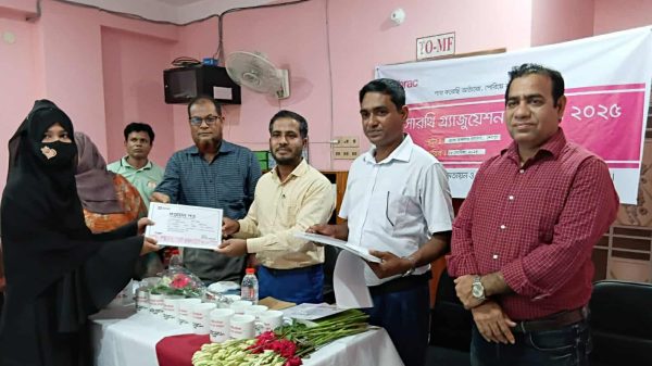 শেরপুরে স্বপ্নসারথি কিশোরীদের গ্র্যাজুয়েশন অনুষ্ঠানে সনদপত্র ও উপহার বিতরণ চলাকালীন ছবি