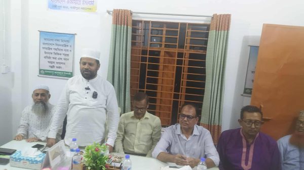 টঙ্গীতে সাংবাদিকদের সাথে মতবিনিময় সভায় বক্তব্য দিচ্ছেন জামায়াত নেতা নজরুল ইসলাম।
