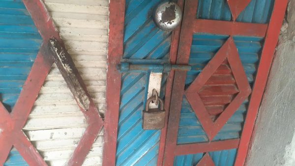 রাণীনগরে গ্রাম্য সালিশে হাজির না হওয়ায় হামলা চালিয়ে বাড়ি ভাঙচুর ও পরিবারের সদস্যদের তালাবদ্ধ রাখার অভিযোগ।