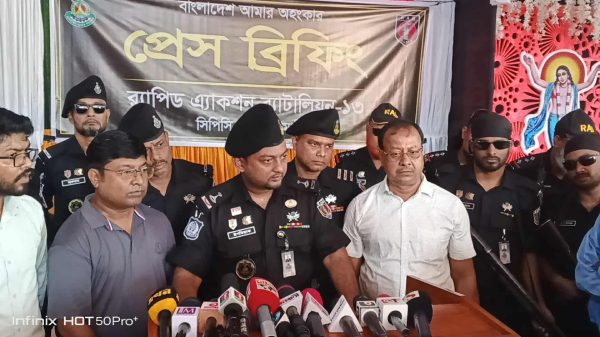 পঞ্চগড়ে শারদীয় দুর্গাপূজা উপলক্ষে র‍্যাব-১৩ এর বিশেষ নিরাপত্তা ব্যবস্থা ঘোষণা করছেন কোম্পানি কমান্ডার মেজর মীর ইশতিয়াক আমিন।