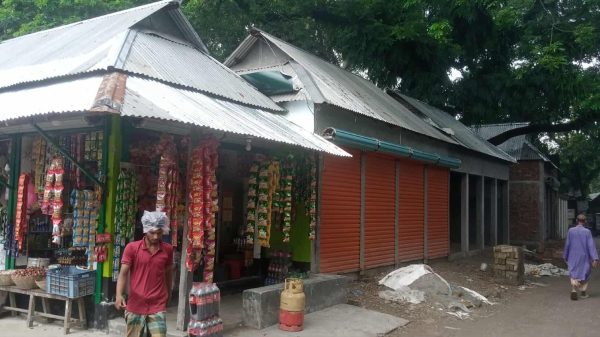 নান্দাইলে লিজকৃত সরকারি খাস জায়গায় আধাপাকা দোকানঘর নির্মাণের অভিযোগ উঠেছে, প্রশাসন যাচাই করে ব্যবস্থা নেবে।