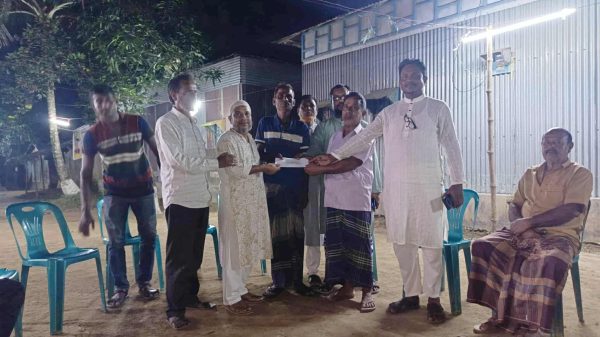 নালিতাবাড়ীতে পূজা মণ্ডপে নগদ অর্থ সহায়তা প্রদান করছেন সমাজসেবক হাজী ফরহাদ হোসেন