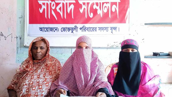 মহাদেবপুরে সুদ কারবারির বিরুদ্ধে ভুক্তভোগী পরিবার সংবাদ সম্মেলনে বক্তব্য দিচ্ছেন