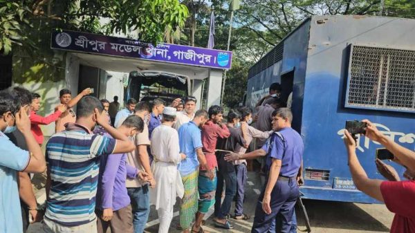 গাজীপুরের শ্রীপুরে পুলিশের বিশেষ অভিযানে গ্রেফতার আসামিদের আদালতে প্রেরণ করা হচ্ছে।