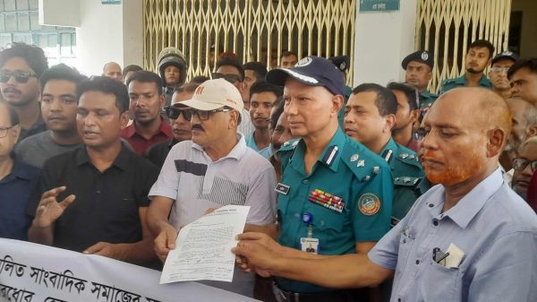 রংপুরের গণমাধ্যমকর্মীরা পুলিশের সামনে স্মারকলিপি প্রদান করছেন, লিয়াকত আলী বাদলকে অপহরণ ও নির্যাতনের প্রতিবাদে।