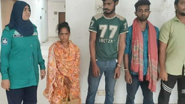 টঙ্গীতে পুলিশের অভিযানে শীর্ষ মাদক কারবারি রুনা ও তার সহযোগীরা গ্রেফতার হয়।