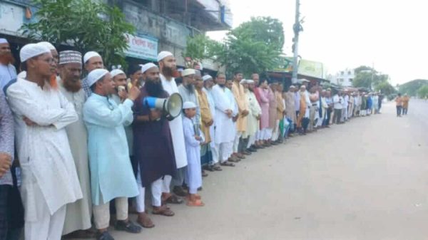 কালাইয়ে মাওলানা সেলিম রেজাকে মারধরের প্রতিবাদে মানববন্ধন ও বিক্ষোভ সমাবেশে উপস্থিত ধর্মীয় নেতৃবৃন্দ ও মুসল্লীরা।