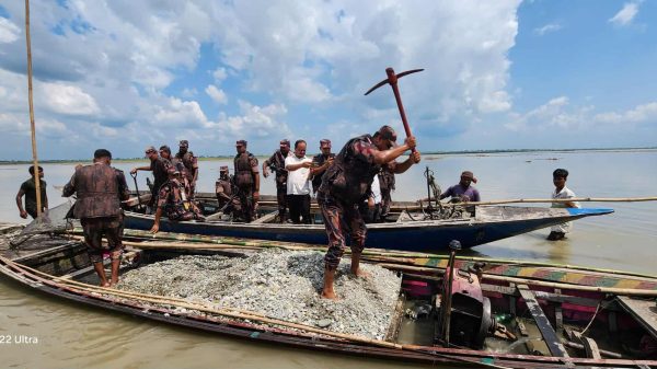 ডিমলায় তিস্তা নদীতে অবৈধ পাথর উত্তোলন রোধে উপজেলা প্রশাসন, বিজিবি ও পুলিশের যৌথ অভিযান পরিচালিত হচ্ছে।