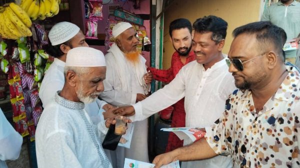 গাজীপুরে বিএনপির ৩১ দফা লিফলেট বিতরণে অংশ নিচ্ছেন মনোনয়নপ্রত্যাশী আরিফ হোসেন হাওলাদার ও দলীয় নেতাকর্মীরা।