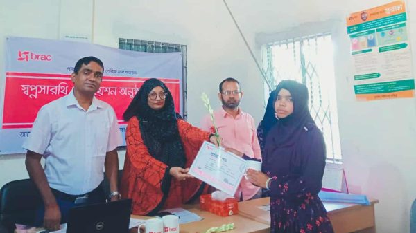 শ্রীবরদীতে স্বপ্নসারথি কিশোরীদের হাতে সনদপত্র, ফুল ও মগ তুলে দিচ্ছেন অতিথিরা।