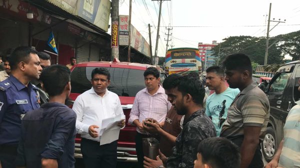 চাটখিলে ভ্রাম্যমাণ আদালত পরিচালনায় গাড়ি চালককে জরিমানা করা হচ্ছে