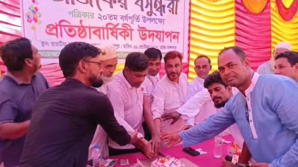 দেওয়ানগঞ্জে বসুন্ধরা পত্রিকার ২০ বছরপূর্তি উপলক্ষে আলোচনা সভা ও কেক কেটে প্রতিষ্ঠাবার্ষিকী উদযাপন করছেন স্থানীয় সাংবাদিক ও অতিথিরা।