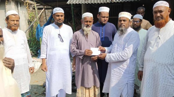 পাঁচবিবিতে অগ্নিকাণ্ডে ক্ষতিগ্রস্ত পরিবারের হাতে আর্থিক সহায়তা প্রদান করছেন জামায়াতে ইসলামী নেতৃবৃন্দ