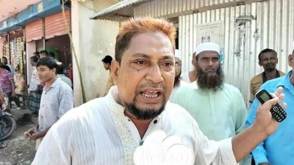 নোয়াখালীতে সরকারি খাদ্যবান্ধব কর্মসূচির চাল বিক্রির অভিযোগে গ্রেপ্তার হওয়া বিএনপি নেতা ওজি উল্যাহকে নিয়ে পুলিশ
