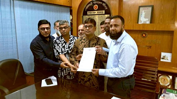 জামালপুরে বেসরকারি ক্লিনিক মালিক সমিতি নির্বাচনে প্রার্থীদের মনোনয়নপত্র সংগ্রহের দৃশ্য।