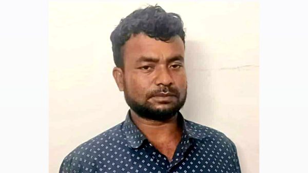 শেরপুর জেলা নির্বাচন অফিসের বাইরে আটক রোহিঙ্গা যুবক
