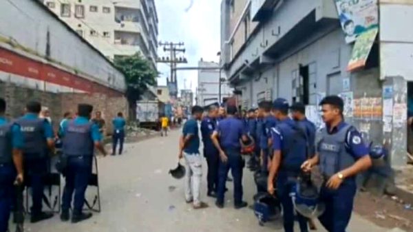 গাজীপুরে মহাসড়ক অবরোধ করে বকেয়া বেতনের দাবিতে বিক্ষোভরত পোশাক শ্রমিকরা।