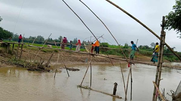 ঝিনাইগাতীর মালিঝি নদীর ওপর বাঁশের সাকো পার হওয়া গ্রামের মানুষ।