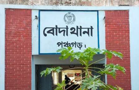 পঞ্চগড়ের বোদা উপজেলার করতোয়া নদীতে ঝিনুক কুড়ানোর সময় ডুবে যাওয়া যুবকের মরদেহ উদ্ধার করছে স্থানীয়রা