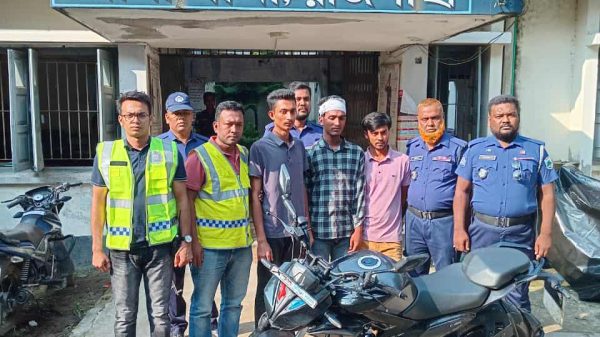রাজশাহীর বাঘায় মোটরসাইকেল ছিনতাইয়ের সময় দেশীয় তৈরি ওয়ান শুটার গানসহ আটক তিন যুবক — পুলিশ জানিয়েছে, তাদের বিরুদ্ধে দুটি মামলা রুজু হয়েছে।