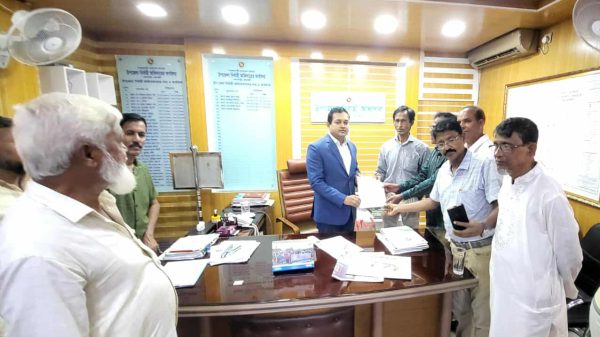 গোদাগাড়ী উপজেলা প্রশাসন ভবনের সামনে পানি বৈষম্যের প্রতিবাদে মানববন্ধনে বক্তব্য দিচ্ছেন সাবেক চেয়ারম্যান হযরত আলী
