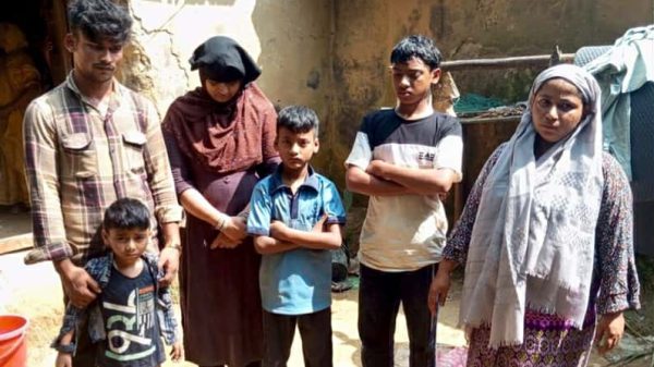 হালুয়াঘাট সীমান্তে বিএসএফ কর্তৃক পুশইনকৃত ৬ রোহিঙ্গাকে আটক করে বিজিবি ও পুলিশের সদস্যরা।