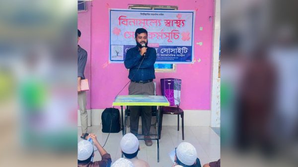 মারকাযুল উলুম কাওমী মাদ্রাসা ও এতিমখানায় ডা. মোতাছিম বিল্লাহর ফ্রি মেডিকেল ক্যাম্পে চিকিৎসা নিচ্ছেন রোগীরা