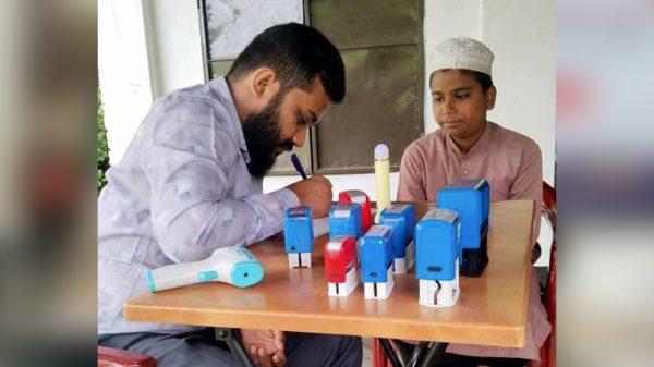 গরিবের ডাক্তার মোতাছিম বিল্লাহ গাজীপুরে ফ্রি মেডিকেল ক্যাম্পে অসহায় মানুষদের চিকিৎসা সেবা দিচ্ছেন।