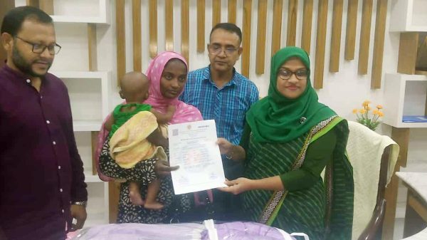 জাতীয় জন্ম ও মৃত্যু নিবন্ধন দিবসে রাজশাহীর বাঘায় শিশুদের হাতে জন্মসনদ ও উপহার সামগ্রী তুলে দিচ্ছেন পৌর প্রশাসক শাম্মী আক্তার।