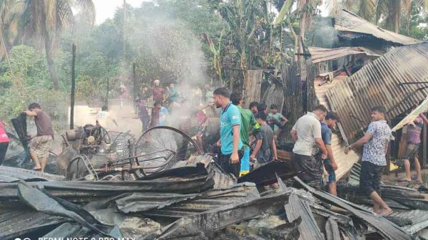 রামগতির জমিদারহাট বাজারে ভয়াবহ অগ্নিকাণ্ডে পুড়ে যাওয়া দোকানগুলোর দৃশ্য