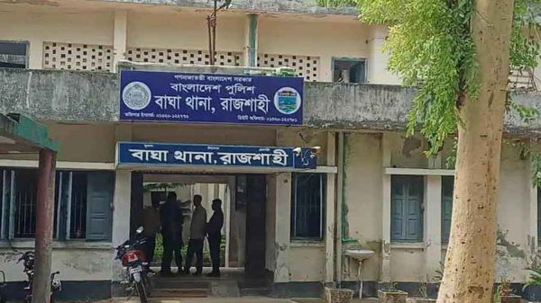 রাজশাহীর বাঘা উপজেলায় আত্মহত্যার ঘটনায় পুলিশ লাশ উদ্ধার করছে