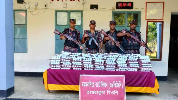 শ্রীবরদী সীমান্তে বিজিবির অভিযানে উদ্ধারকৃত ভারতীয় পন্ডস ফেস ওয়াশ — বাজারমূল্য প্রায় ১১ লাখ টাকা।