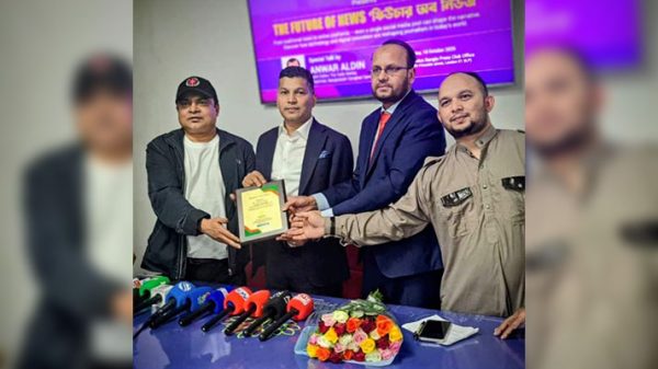 লন্ডন বাংলা প্রেসক্লাবের ‘ফিউচার অব নিউজ’ অনুষ্ঠানে বক্তব্য দিচ্ছেন বিশিষ্ট সাংবাদিক আনোয়ার আল দীন