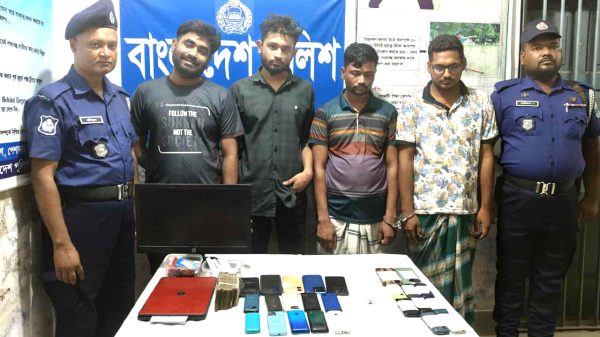 রাজশাহীর বাঘায় বিকাশ–ইমো প্রতারক চক্রের চার সদস্যকে গ্রেফতারের পর উদ্ধারকৃত মোবাইল, টাকা ও ইয়াবা ট্যাবলেট প্রদর্শন করছে পুলিশ।