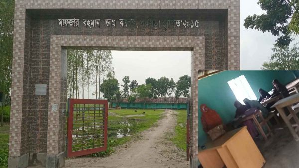 পঞ্চগড়ের মফিজার রহমান কলেজের ফাঁকা শ্রেণিকক্ষ, যেখানে মাত্র কয়েকজন শিক্ষার্থী ক্লাসে উপস্থিত