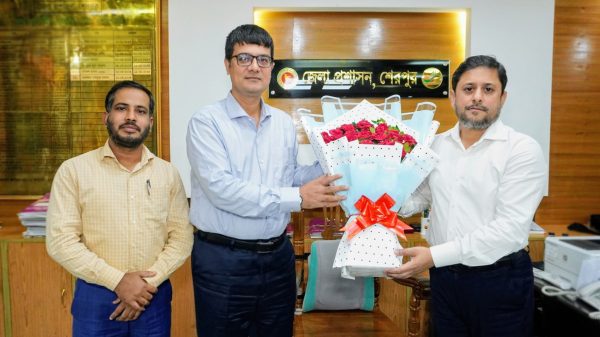 শেরপুর জেলা প্রশাসকের কার্যালয়ে নতুন অতিরিক্ত জেলা প্রশাসক সাইফুল ইসলাম কমলকে ফুলেল শুভেচ্ছা জানাচ্ছেন জেলা প্রশাসক তরফদার মাহমুদুর রহমান।