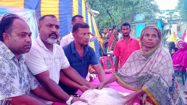ইসলামপুরে আলহাজ্ব শওকত হাসান মিঞা উন্নয়ন কমিটির খাদ্য বিতরণ কর্মসূচিতে খাবার সংগ্রহ করছে স্থানীয়রা।