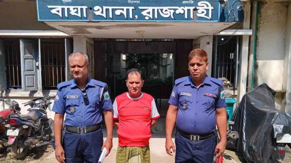 বাঘা থানার পুলিশের বিশেষ টিম কাওছার আলীকে গ্রেফতারের পর আদালতে নিয়ে যাচ্ছে।